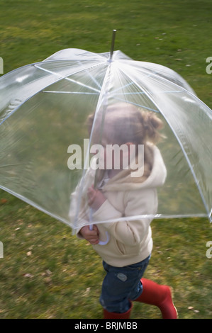 Kleines Mädchen mit Regenschirm Stockfoto