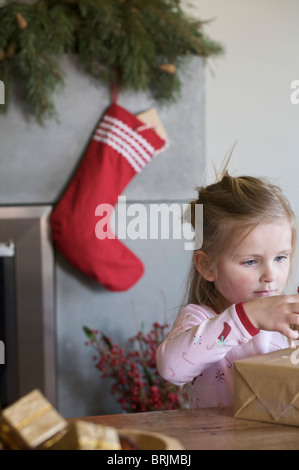 Kleines Mädchen öffnen Weihnachten präsentiert Stockfoto