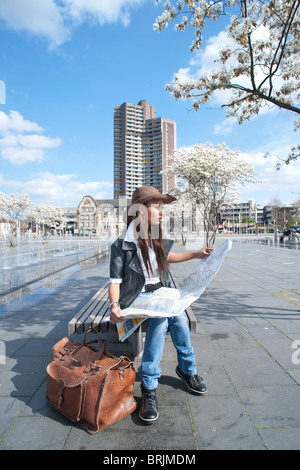 Frau auf der Suche auf Karte Stockfoto