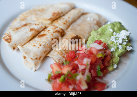 Quesadillas mit Salsa und Guacamole Stockfoto