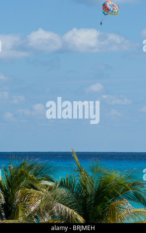 Parasailing über karibische Meer Stockfoto