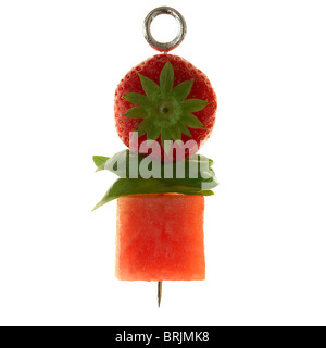 Erdbeere, Basilikum und Wassermelone auf Spieß Stockfoto