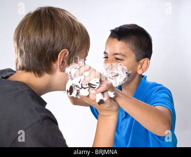 Jungen haben eine Essensschlacht Stockfoto