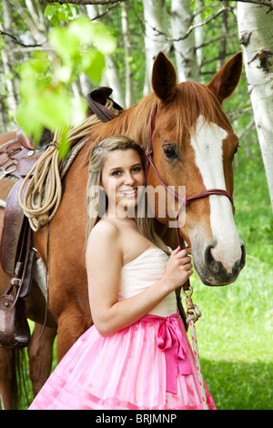 Porträt von Teenager-Mädchen mit Pferd Stockfoto