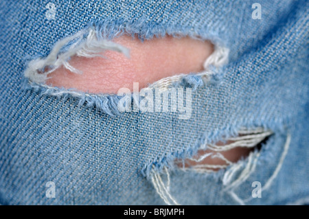 Reißen Sie in Blue Jeans Stockfoto