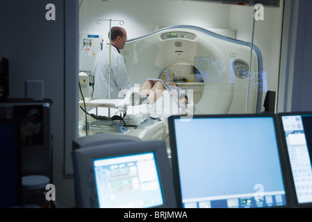 Arzt im Gespräch mit weiblichen Patienten vorbereiten, CAT-Scan unterziehen Stockfoto