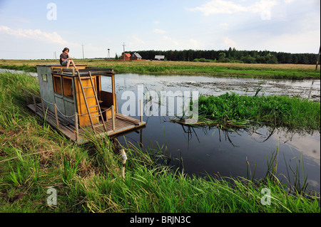 Biebrza River National Park, kleiner Junge liest ein Buch auf Beobachtung Schreibtisch eines Bündels Stockfoto