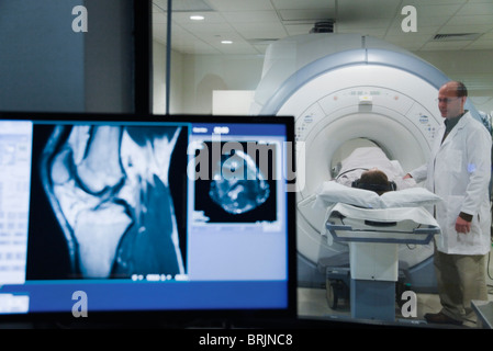 Herr Doktor Überwachung Patienten eine MRT-Untersuchung Stockfoto