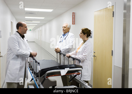 Ärzte sprechen im Krankenhausflur Stockfoto