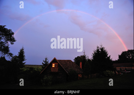 Mammut-Tal (Mamucia Dolina) Bauernhof in Szostaki mit Regenbogen im Sonnenuntergang Stockfoto