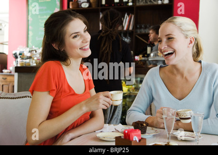 Freundinnen mit Kaffee im café Stockfoto