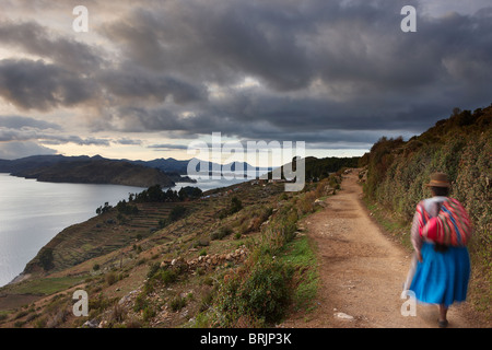 eine Frau auf der Isla del Sol im Morgengrauen, Titicacasee, Bolivien Stockfoto