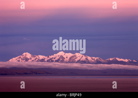 die Cordillera Real in den Anden vom Titicaca-See in der Abenddämmerung, Bolivien Stockfoto