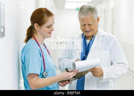 Arzt und Krankenschwester diskutieren medizinischen Diagramm Stockfoto