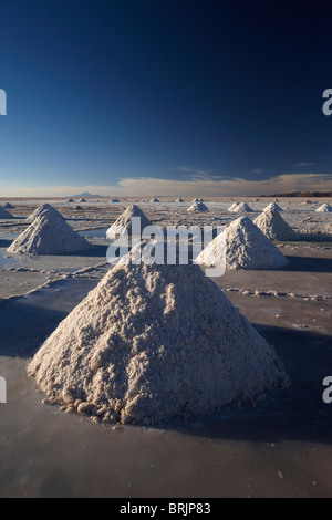 Salzberge auf den Salar de Uyini in der Abenddämmerung, Bolivien Stockfoto