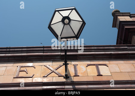 Eine Ausfahrt und Lampe am Barons Court u-Bahnstation Hammersmith und Fulham, London, W6. Stockfoto