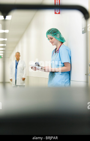 Krankenschwester mit OP-Cap, niedrigen Winkel Ansicht Stockfoto