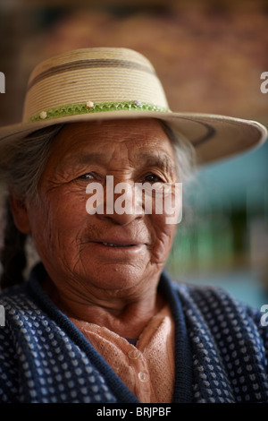 Frau in einem Geschäft auf dem Weg nach Potosí, Bolivien Stockfoto