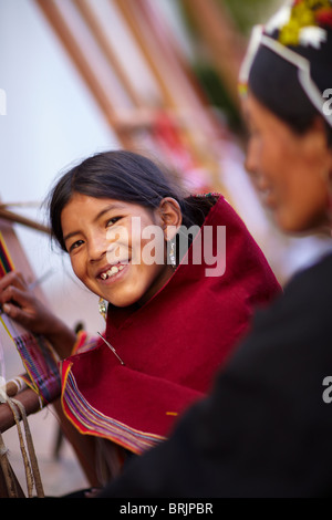 ein Mädchen in einer Weberei Schule in Sucre, Bolivien Stockfoto