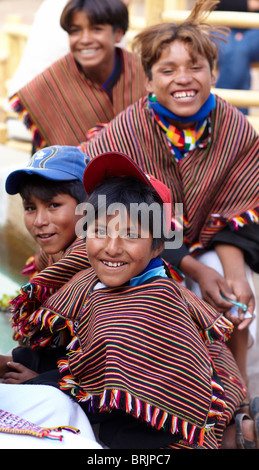 Jungs in eine Webschule in Sucre, Bolivien Stockfoto