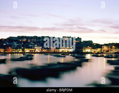 St Ives Harbour oder Hafen in Cornwall, England, in der Dämmerung. Stockfoto