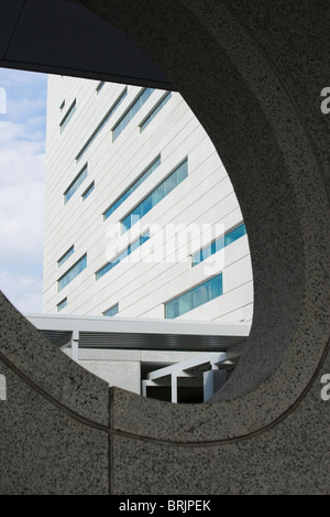 Ansicht der Wolkenkratzer durch Fenster in Wand Stockfoto