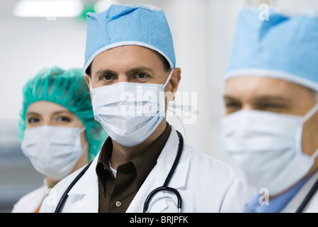 Ärzte, OP-Masken tragen Stockfoto