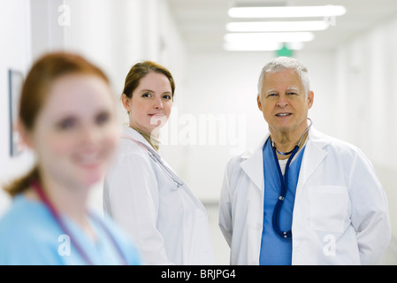 Ärzten zusammen im Korridor, Porträt Stockfoto