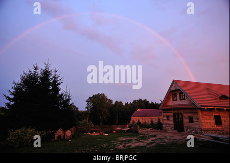 Mammut-Tal (Mamucia Dolina) Bauernhof in Szostaki mit Regenbogen im Sonnenuntergang Stockfoto