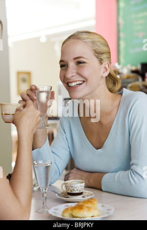 Junge Frau mit Freund im Café sitzen Stockfoto