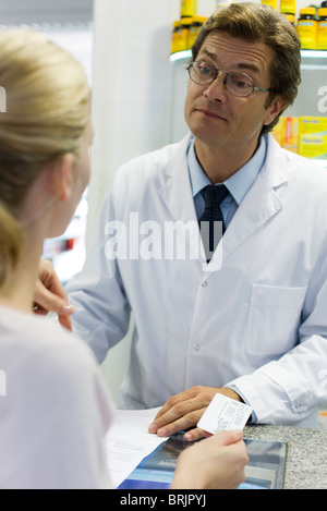 Apotheker helfen Kunden Stockfoto