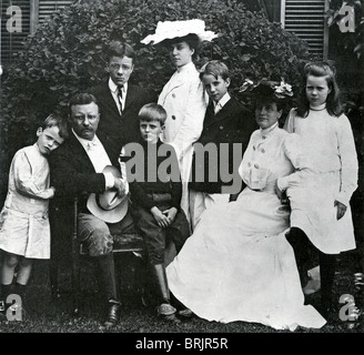 THEODORE ROOSEVELT (1858-1919) mit seiner Frau Edith und Familie 1903 während er Präsident wurde. Siehe Beschreibung unten für Namen Stockfoto