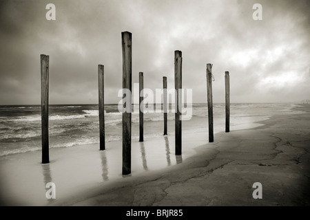 Ein Sepia getönten Schuss von alten Strand an der Küste mit Wolken und das Meer im Hintergrund stellen. Stockfoto