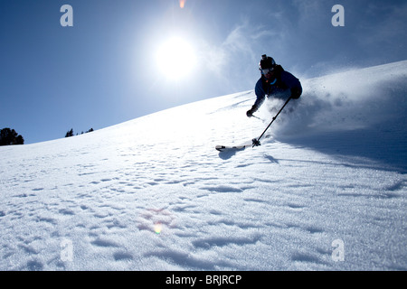 Niedrigen Winkel Perspektive eines Mannes Telemark Skifahren am blauen Himmel am Tag. Stockfoto