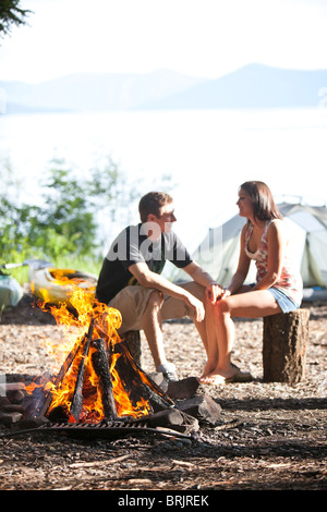 Camping Jugendliche sitzen um ein Feuer an einem See in Idaho. Stockfoto