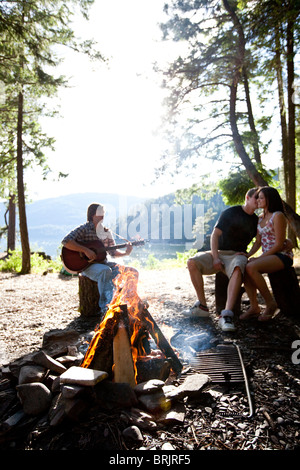 Camping Jugendliche sitzen um ein Feuer an einem See in Idaho. Stockfoto