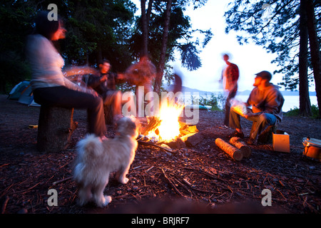 Camping Jugendliche sitzen um ein Feuer an einem See in Idaho. Stockfoto