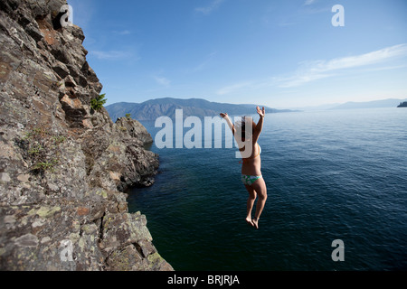 Weibchen in einen See in Idaho von kleinen Klippe zu springen. Stockfoto