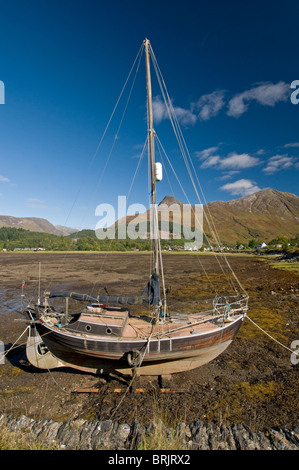 Hoch und trocken, Yacht bei Ebbe am Loch Leven, Ballachulish, Glencoe, Inverness-Shire. Schottland.  SCO 6803 Stockfoto