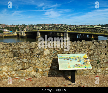 Brücke über den Fluss Medway an Rochester, mit Strood im Hintergrund. Stockfoto