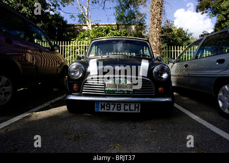 Original Mini Cooper geparkt mit ein London nach Brighton Mini laufen 2009 Abzeichen auf seinen vorderen Grill, Sitzkissen, East Sussex, UK. Stockfoto