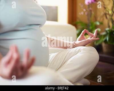 verkürzte Ansicht der schwangeren Yoga Übung Stockfoto