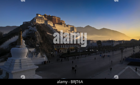 Potala-Palast in Lhasa, autonomes Gebiet Tibet, China bei Sonnenaufgang Stockfoto