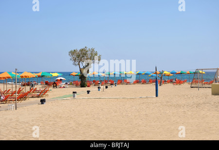 Der breite Sandstrand bekannt, berühmt als "Sun Beach" an der beliebten Ferienort Malia auf der griechischen Insel Kreta, Griechenland. Stockfoto