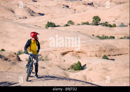 Ein Mountainbiker ruht während der Fahrt auf den Slickrock Trail, Moab, UT Stockfoto