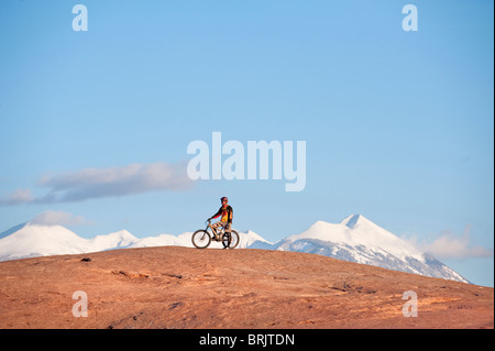 Ein Mountainbiker ruht während der Fahrt auf den Slickrock Trail, Moab, UT Stockfoto