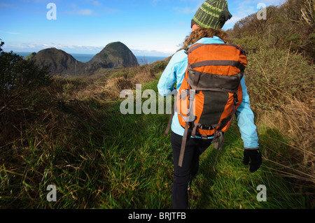 Eine Frau Wanderungen in der Nähe von einem Strand an der Küste Oregons. Stockfoto