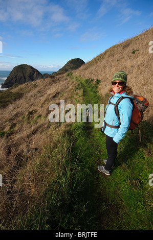 Eine Frau Wanderungen in der Nähe von einem Strand an der Küste Oregons. Stockfoto