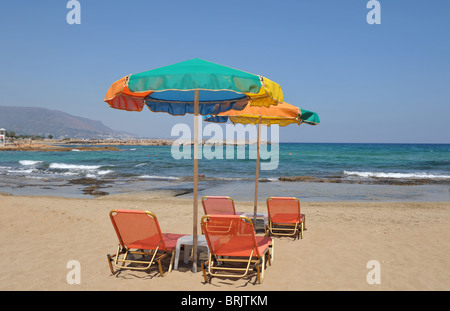 Bunte Strand Sonnenschirme und Liegestühle - blauen Himmel. Bild tatsächlich in Malia, Kreta, Griechenland. Stockfoto