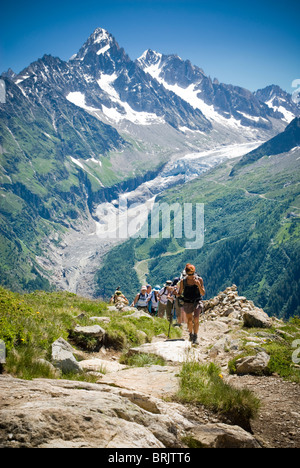 Wanderer Wandern bergauf wie die Majestät der Alpen Türme im Hintergrund. Stockfoto